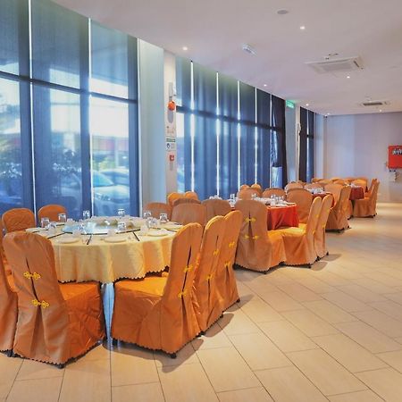 Roxy Hotel Serian Экстерьер фото
