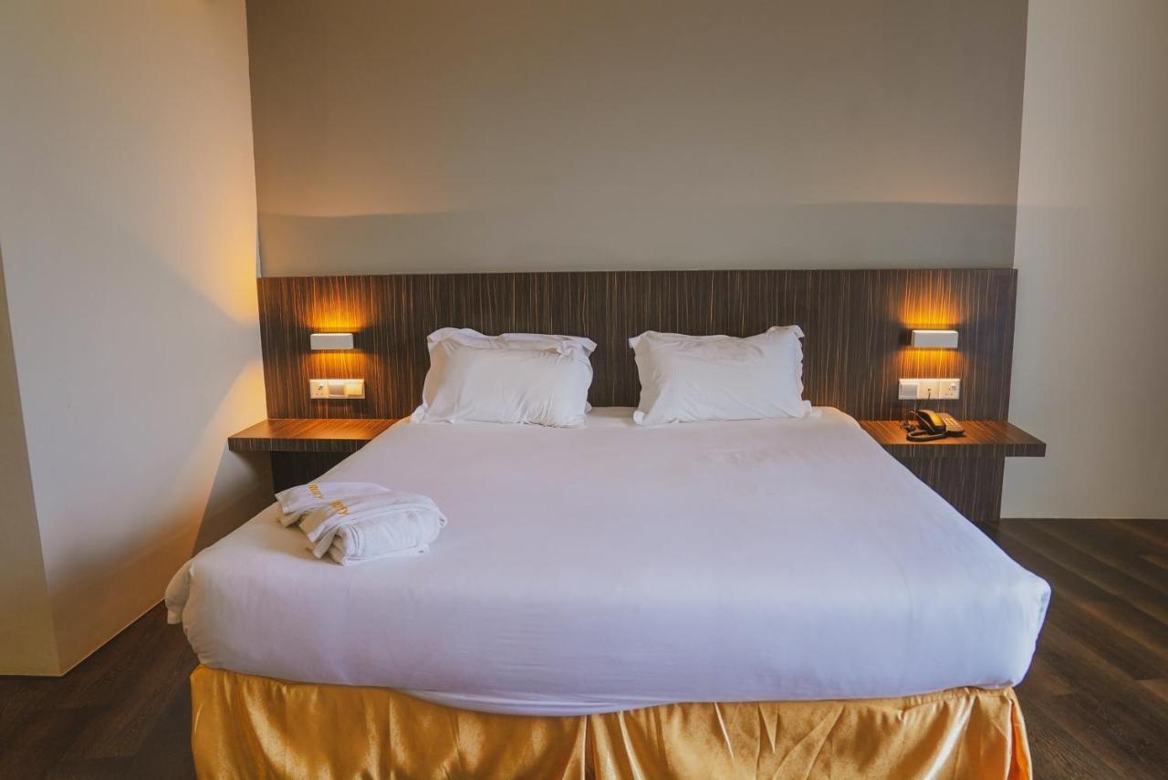 Roxy Hotel Serian Экстерьер фото