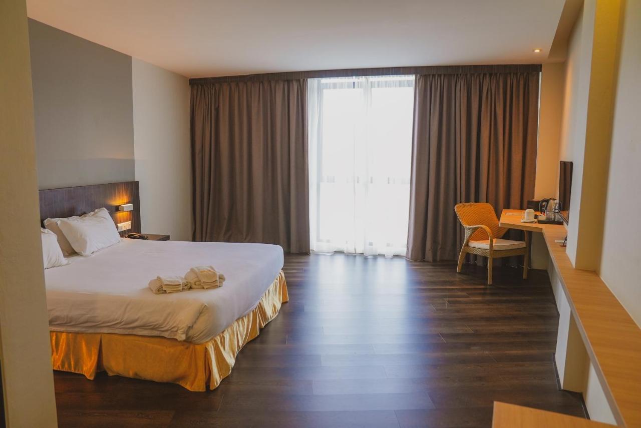 Roxy Hotel Serian Экстерьер фото